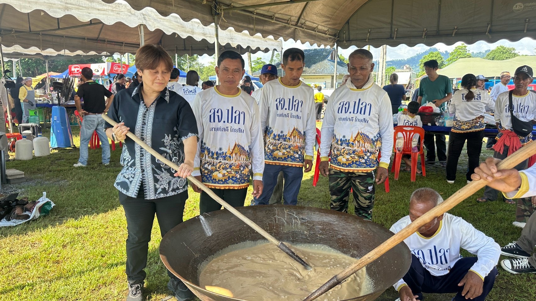 พช.กะปง สืบสานประเพณีวันสารทสาธิตการทำขนมเดือนสิบ ส่งเสริมภูมิปัญญาท้องถิ่น