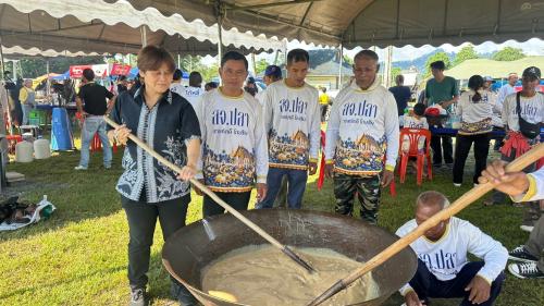 พช.กะปง สืบสานประเพณีวันสารทสาธิตการทำขนมเดือนสิบ ส่งเสริมภูมิปัญญาท้องถิ่น
